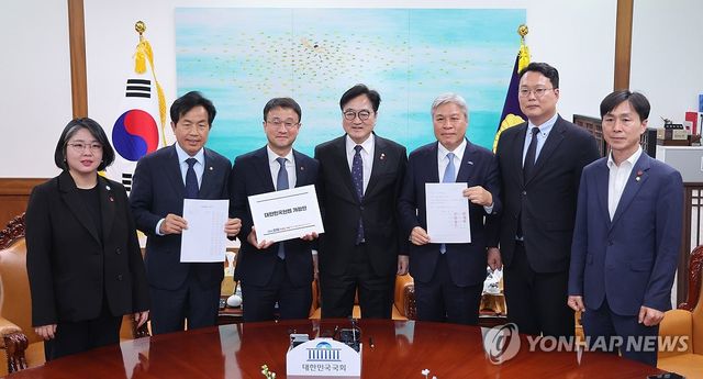 헌법 개정안 들고 제정당 원내대표 만난 우원식 국회의장