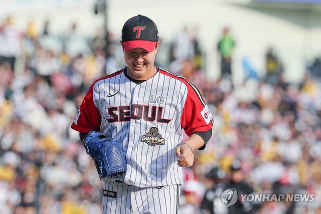 삼진으로 만루 위기 넘긴 유영찬