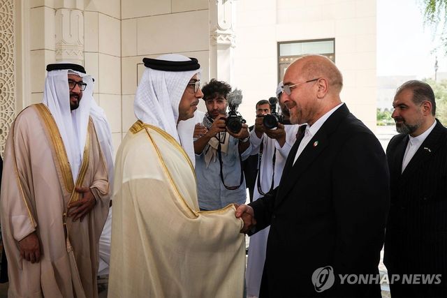 2023년 10월 5일 아부다비에서 모하마드 바게르 갈리바프(우) 이란 의회의장이 만수르 빈 자이드 알나하얀 UAE 부통령을 만났던 모습.