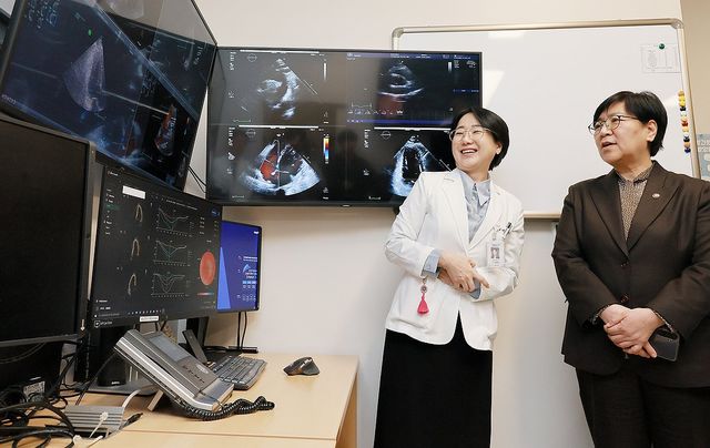 정은경 보건복지부 장관, 심장초음파 영상분석 AI 활용 현장 참관