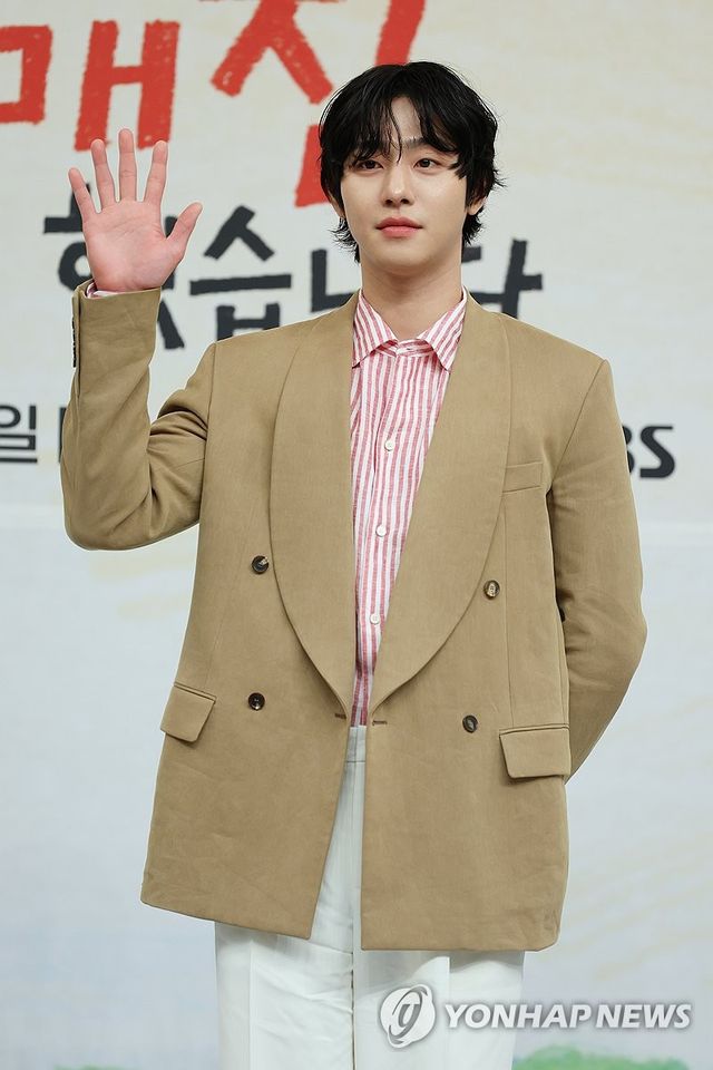 포즈 취하는 안효섭