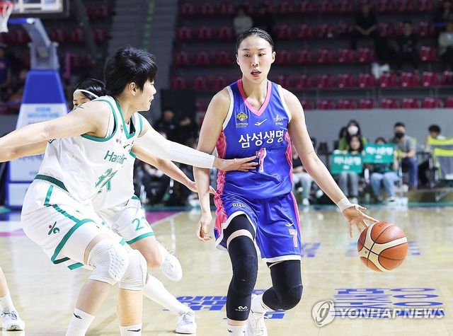 드리블하는 강유림