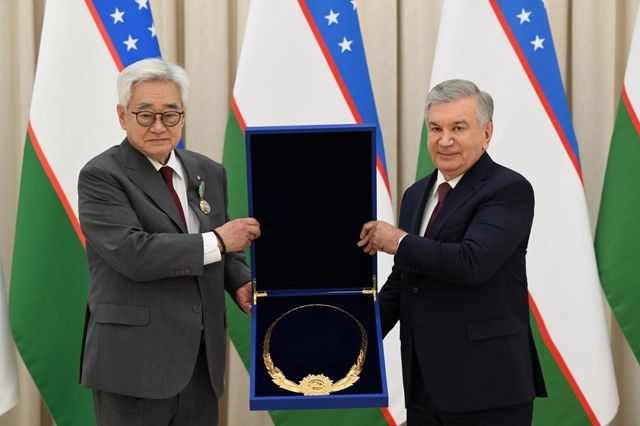 우정훈장 받은 조정원 WT 총재(왼쪽)