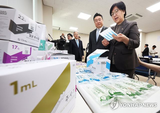 주사기 제품 살펴보는 정은경 장관