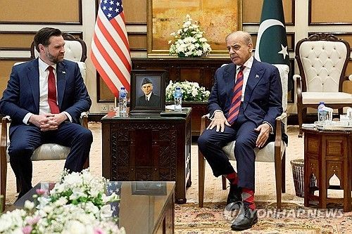 벤스 미국 부통령(왼쪽)과 샤리프 파키스탄 총리