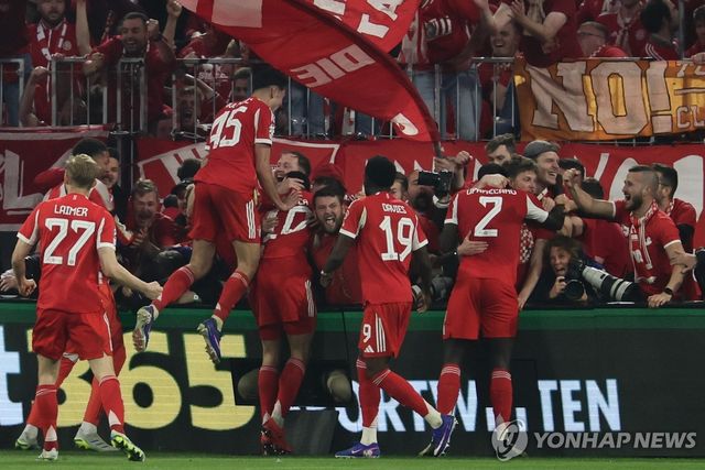 기뻐하는 뮌헨 선수들