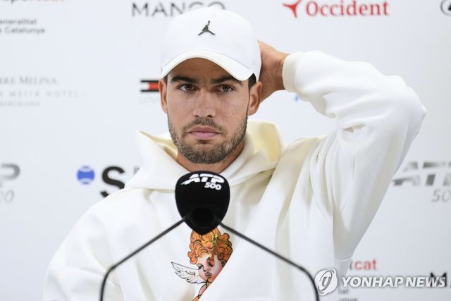 기자 회견을 통해 기권 의사를 밝히는 알카라스