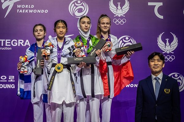 시상식에서 메달리스트들과 포즈를 취한 이근미(왼쪽에서 두 번째).