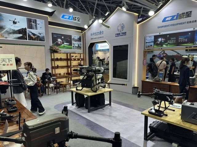 중국 '캔톤페어'에 출품된 경찰·소방용 '공공 안전' 드론들