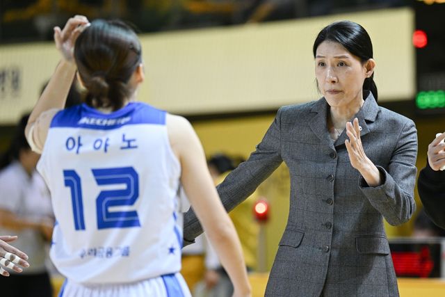 2025-2026시즌 코치였던 전주원 우리은행 신임 감독 모습