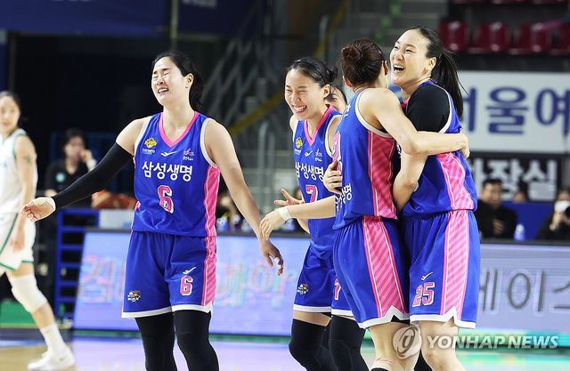 기뻐하는 삼성생명 선수들