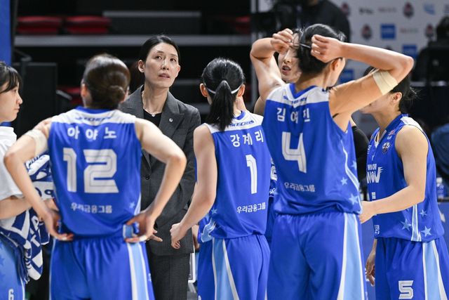 전주원 감독과 우리은행 선수들