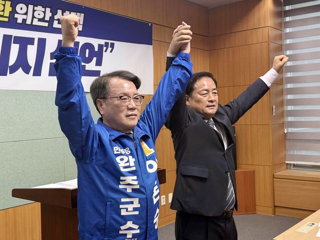 기자회견하는 이돈승(왼쪽) 예비후보