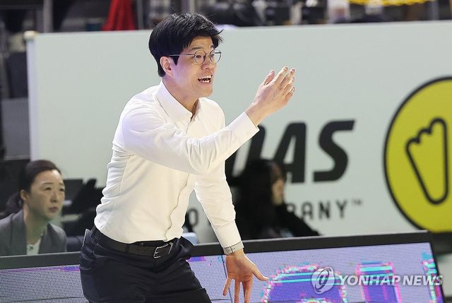 작전 지시하는 하상윤 감독