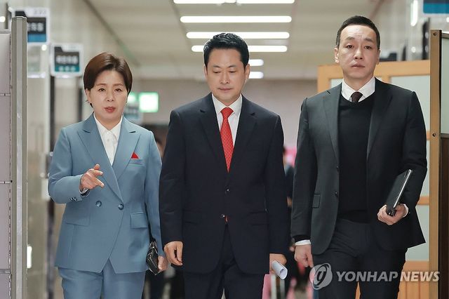 최고위원회의 참석하는 국민의힘 장동혁 대표