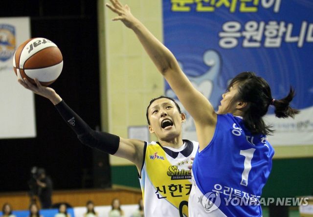 신한은행 선수 시절인 2010년 11월 전주원 감독(왼쪽)의 경기 모습