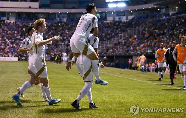 손흥민 등 세리머니 하는 LAFC 선수들.