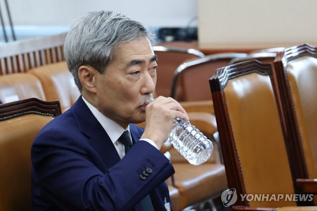 물 마시는 신현송 후보자