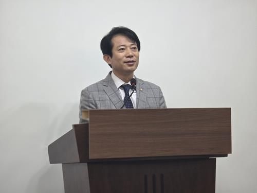 기자회견 하는 이강일 국회의원