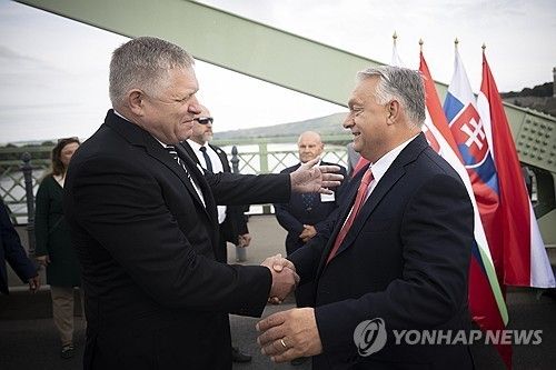 피초 슬로바키아 총리(왼쪽)과 오르반 헝가리 총리(오른쪽) [EPA 연합뉴스 자료사진. 재판매 및 DB 금지] 