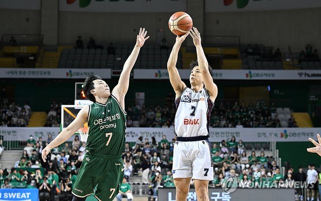 슛하는 KCC 허웅