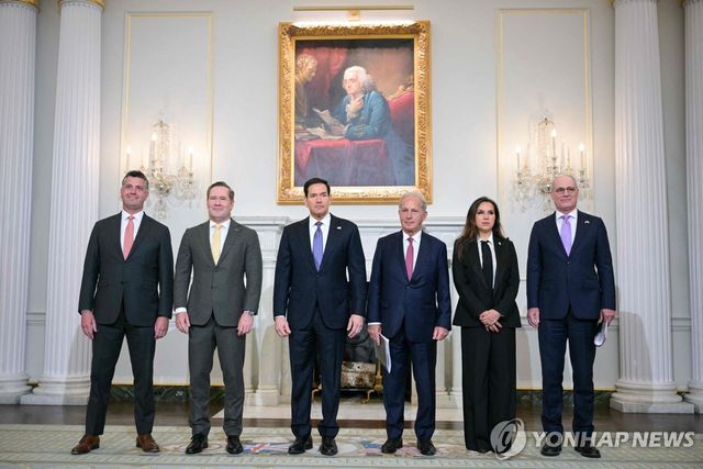 루비오 장관(왼쪽에서 세번째) 등 이스라엘-레바논 협상 참석자들