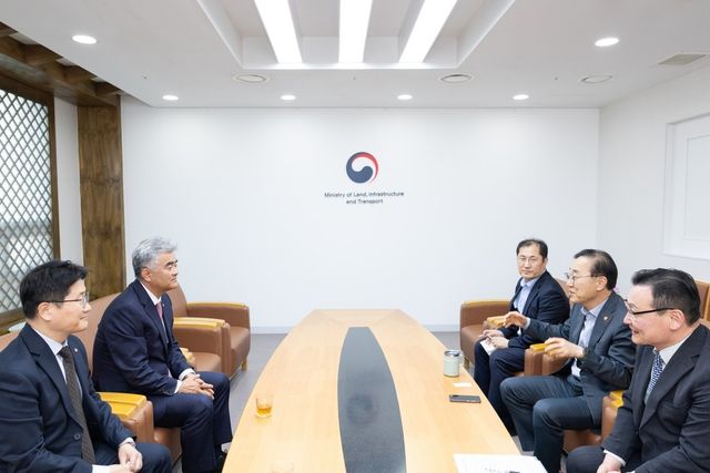 김윤덕 국토장관, 가덕도 신공항 관련 정원주 대우건설 회장 면담