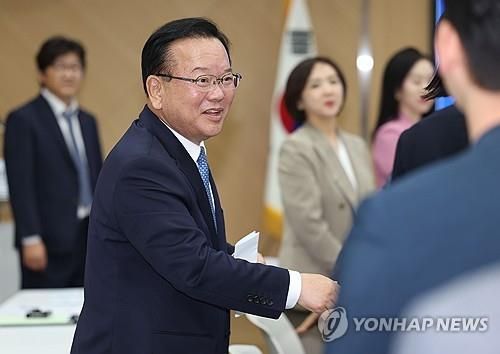 ICT 기업관계자와 인사하는 김부겸