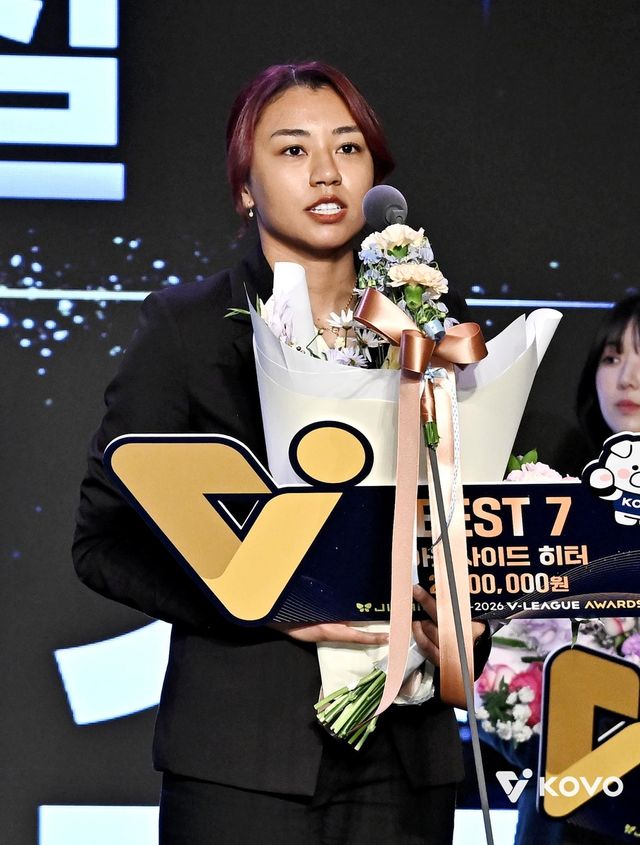 V리그 시상식에서 베스트7 아웃사이드 히터로 뽑힌 자스티스