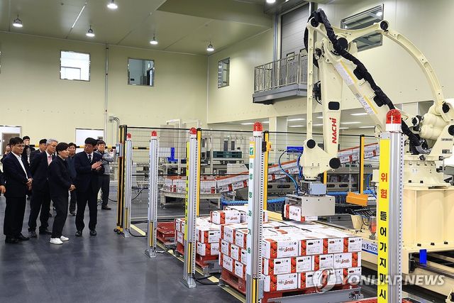 (서울=연합뉴스) 송미령 농림축산식품부 장관이 스마트농업 확산과 농촌 활력 제고 방안을 점검하는 모습. 2026.3.25 [농림축산식품부 제공. 재판매 및 DB 금지] photo@yna.co.kr