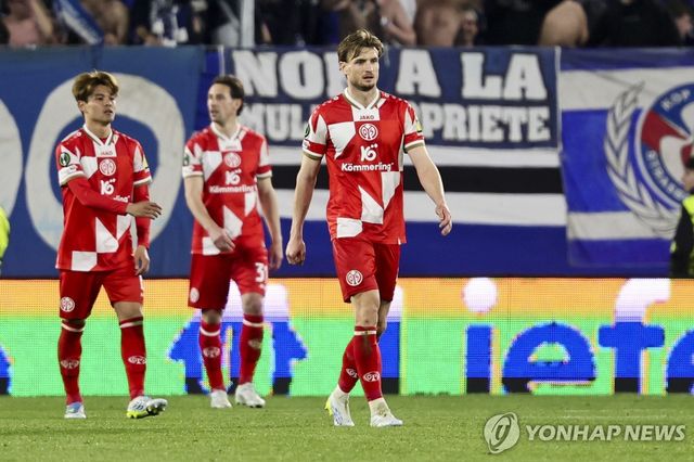 UECL 4강 진출에 실패한 마인츠 선수들.