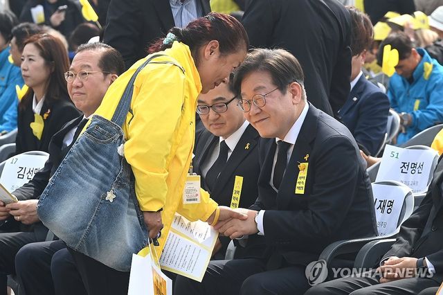 유가족과 악수하는 이재명 전 대표