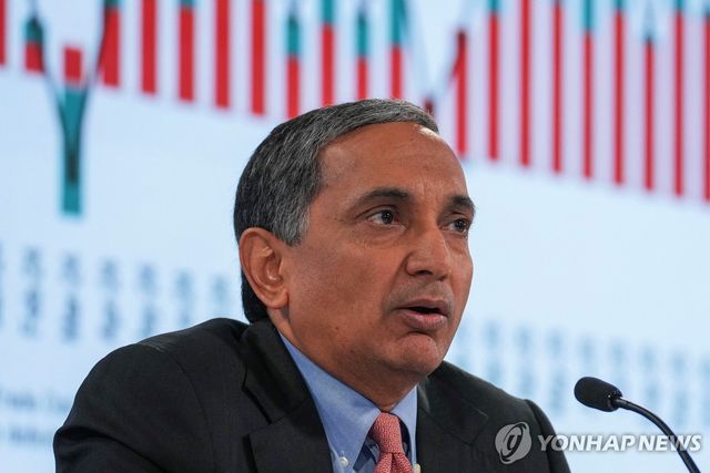 브리핑하는 스니리바산 IMF 아태국장