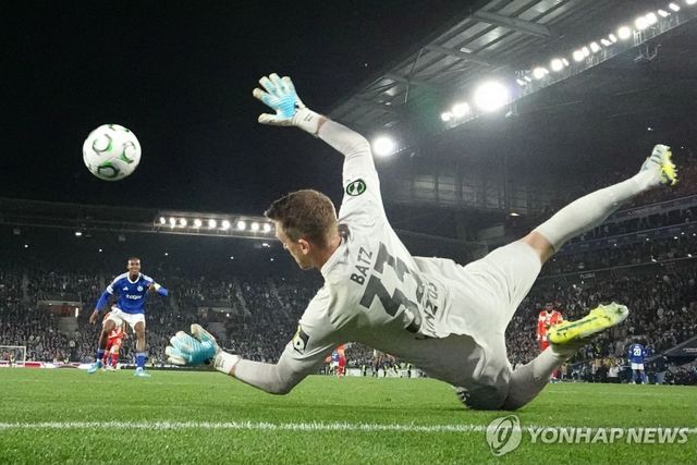 골키퍼 바츠의 페널티킥 선방 순간.