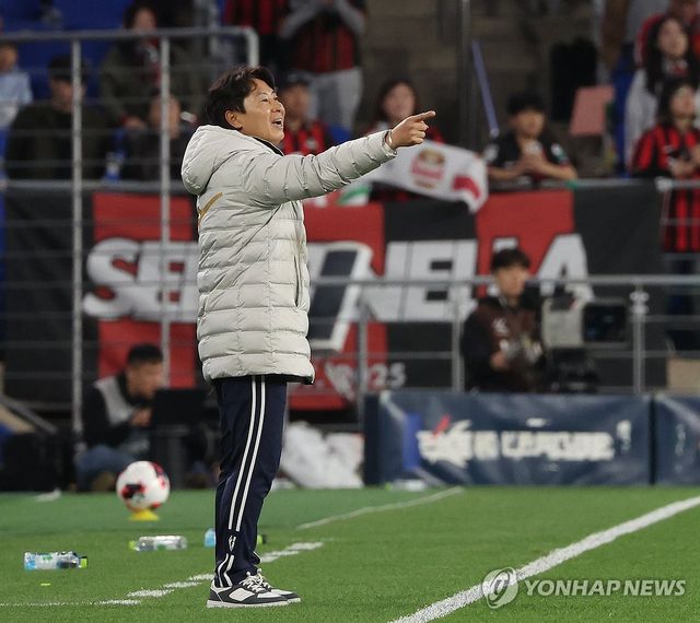 지시하는 김기동 감독