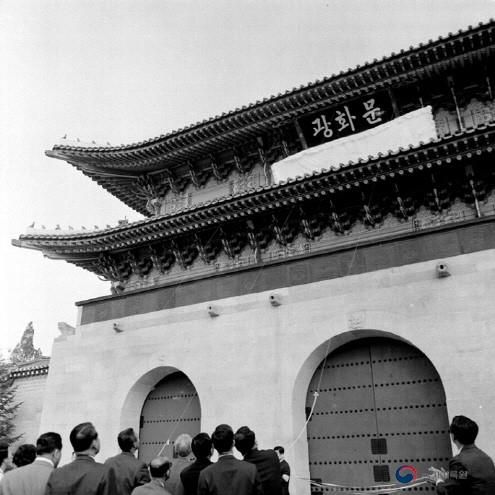 1968년 복원된 광화문에 걸린 박정희 친필 현판