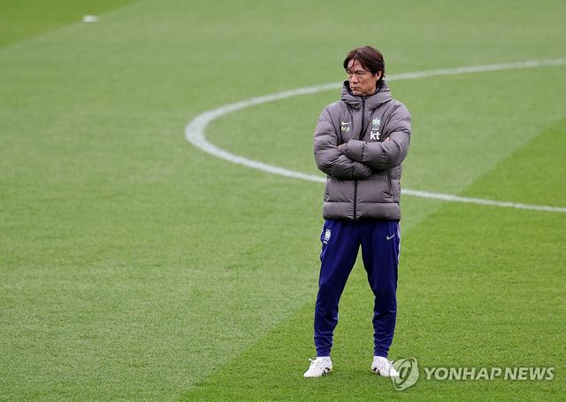 훈련 지켜보는 홍명보 감독