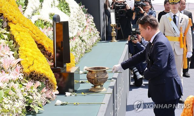 헌화하는 윤호중 행정안전부 장관