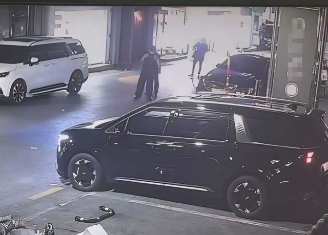 피해자 위협하는 가해자(검정 민소매)