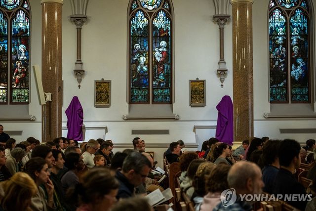 부활절 미사 열리는 미국 워싱턴DC의 성당