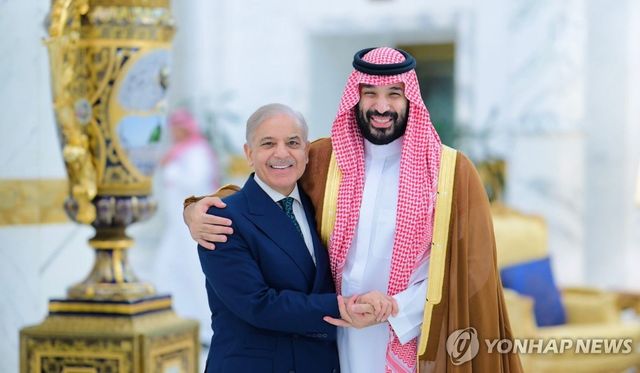 사우디 왕세자(오른쪽)와 파키스탄 총리 '환한 미소'