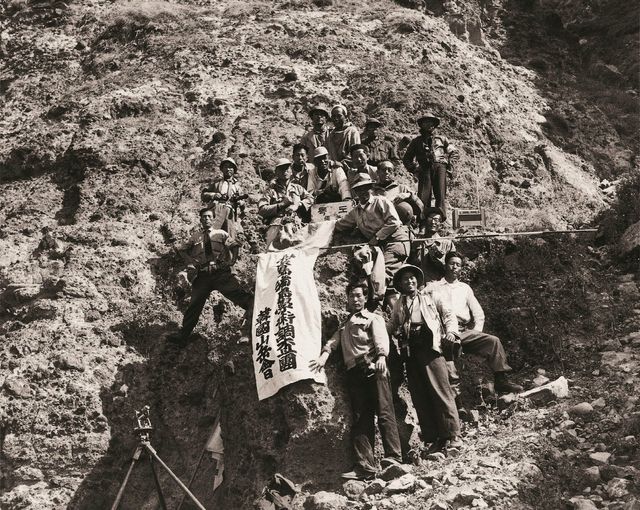 독도 표석 설치 후 기념 촬영을 하는 3차 학술조사단