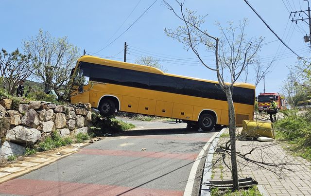 옹벽 들이받은 버스