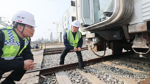 서해선 전동열차 하자 조치 현황 점검하는 김태승 한국철도공사(코레일) 사장