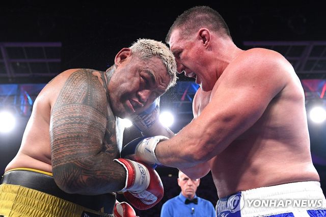 2020년 은퇴를 앞둔 마크 헌트(왼쪽)