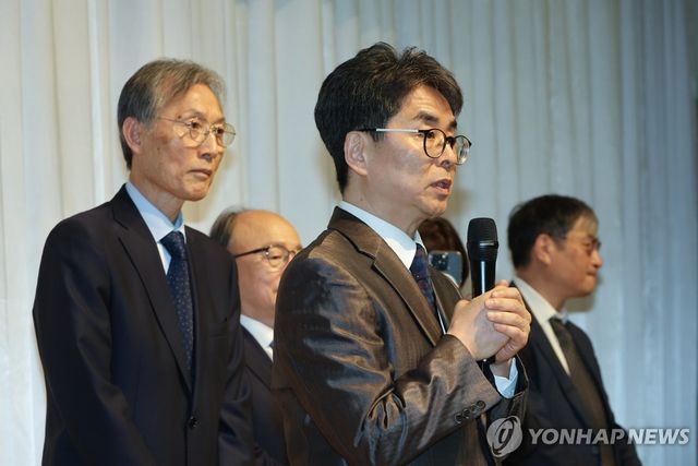 사과 발언하는 김우석 상임위원