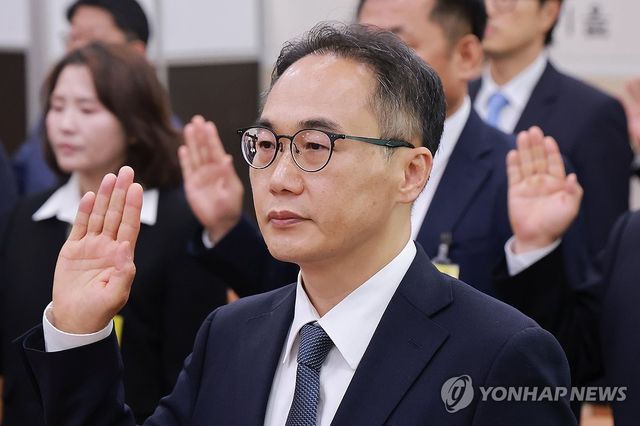 증인 선서하는 이원석 전 검찰총장
