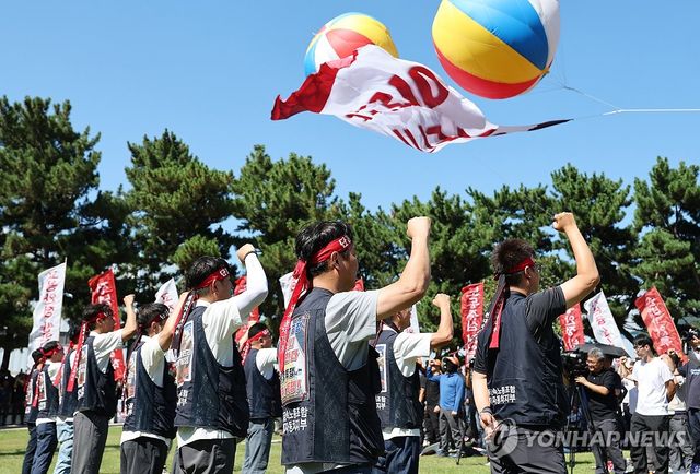 구호 외치는 현대차 노조 조합원들