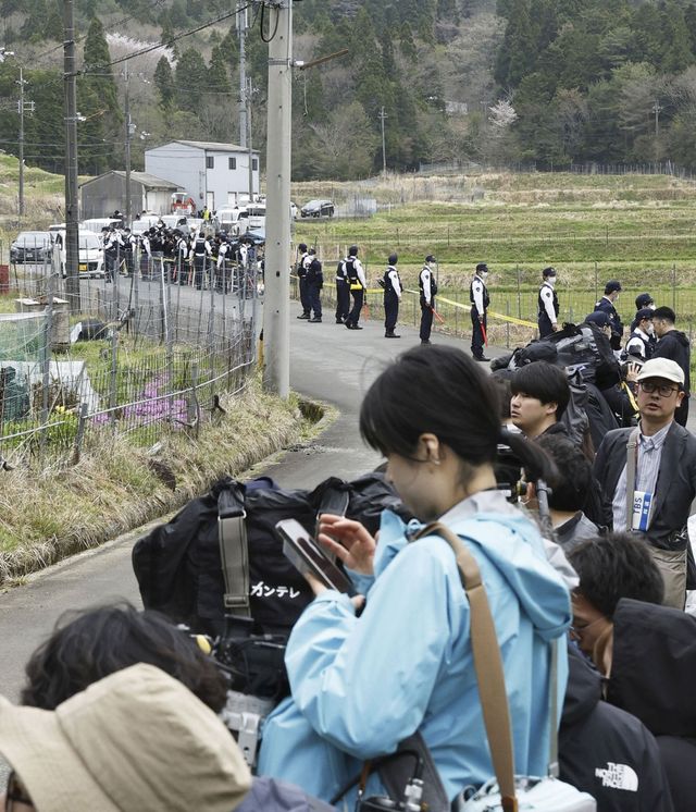 용의자 아다치의 집 주변에 몰려든 취재진