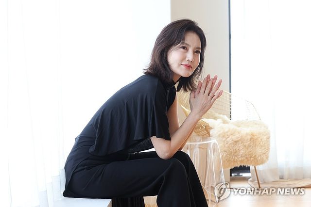 포즈 취하는 배우 김선영